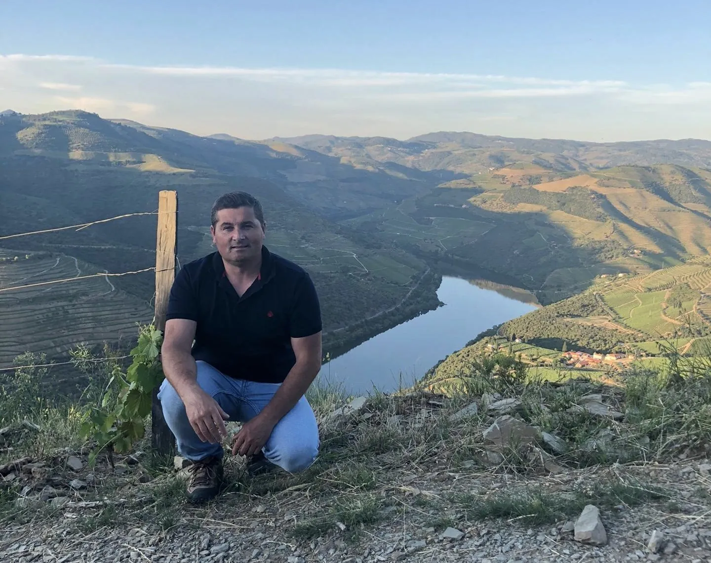 Álvaro Veiga num miradouro sobre o rio Douro