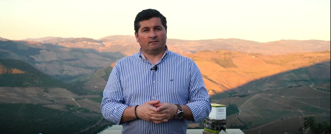 Álvaro Veiga ao fim da tarde, com as encostas do Douro atrás