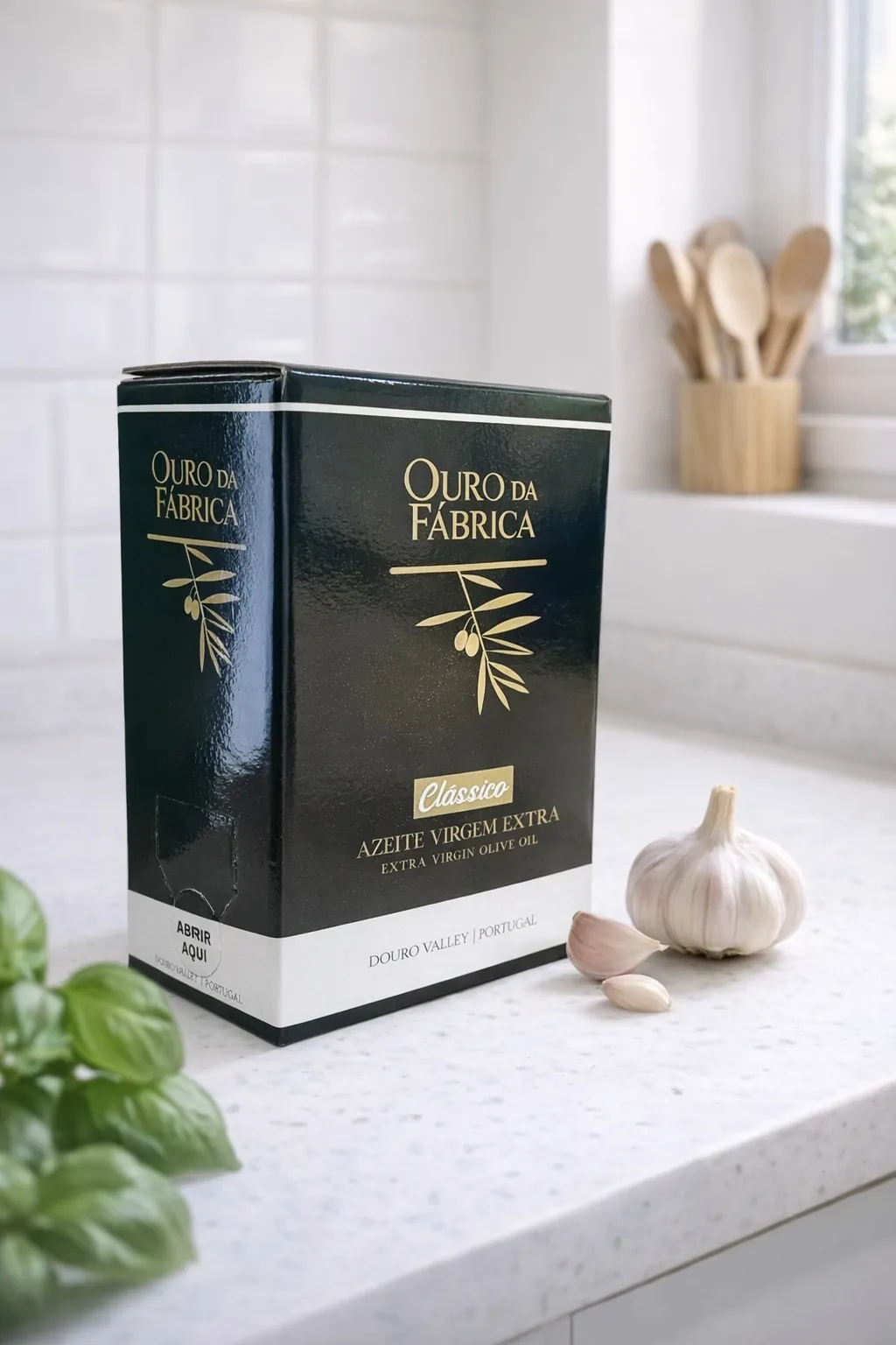 Bag in Box Ouro da Fábrica numa bancada de cozinha