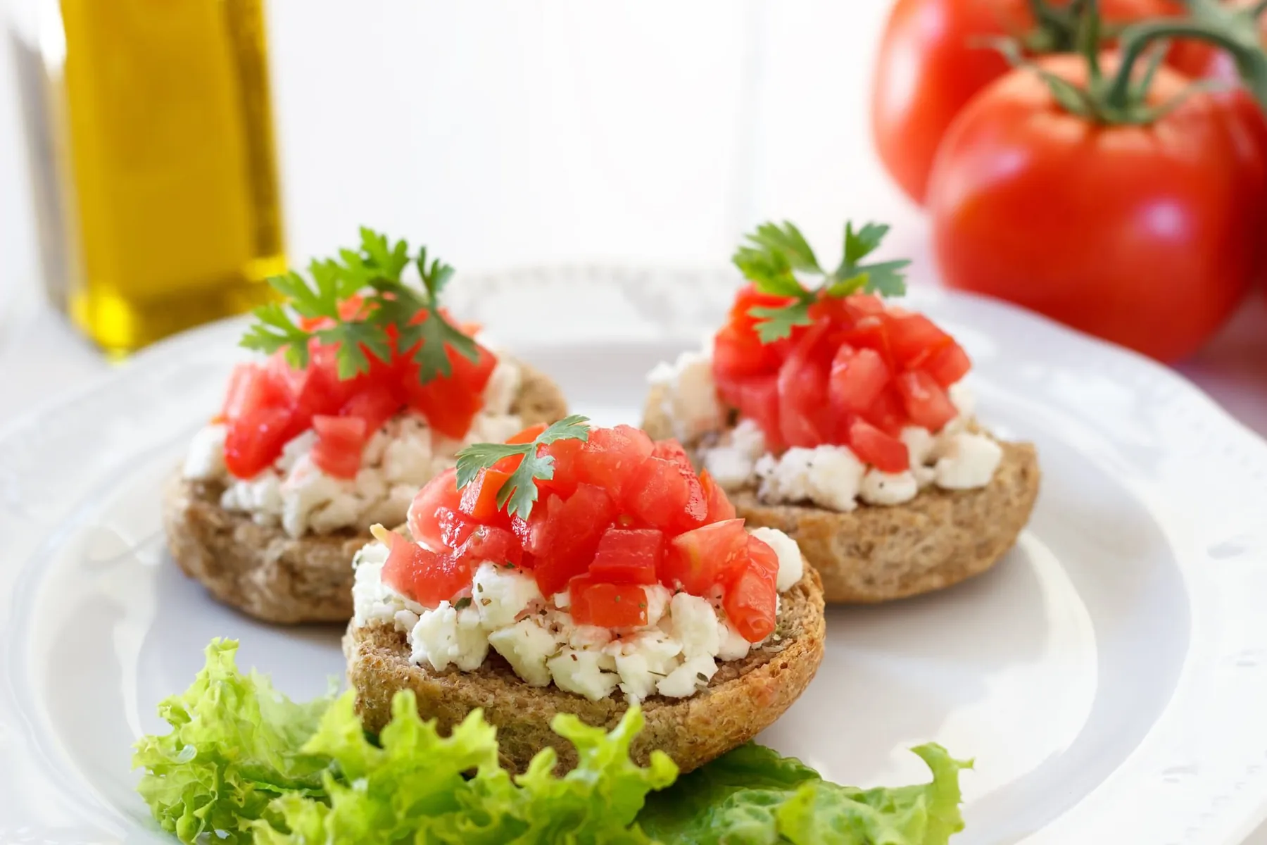 Bruschettas com queijo fresco e tomate