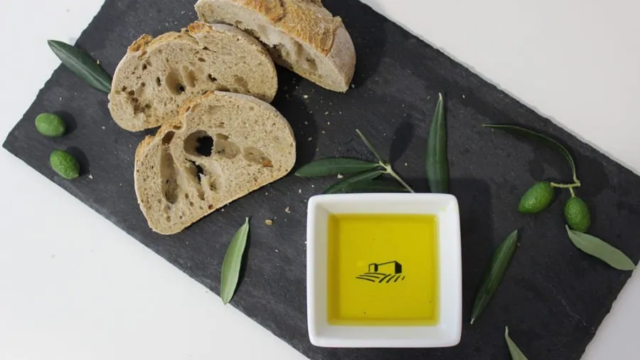 Prova de azeite com pão regional numa tábua de xisto